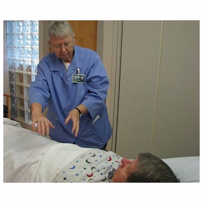 亨特登醫療中心的治療師藉由雙手來幫助病人痊癒.jpg
