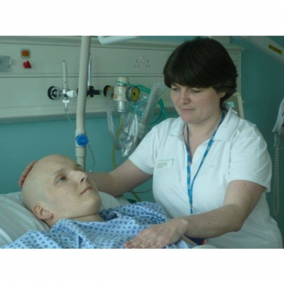 英國倫敦大學附設醫院，護理人員為癌症患者傳送靈氣。.jpg