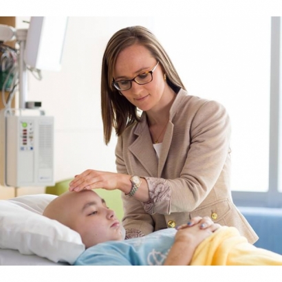 明尼蘇達大學附設兒童醫院提供靈氣治療，協助兒癌患者度過骨髓移植的痛苦不適。_2015_.jpg